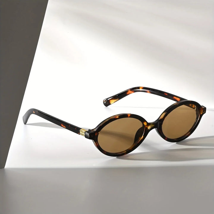 A Pair of Oval Retro PC Glasses for Men and Women with A Small Face Design/versatile for Multiple Indoor Scenes
